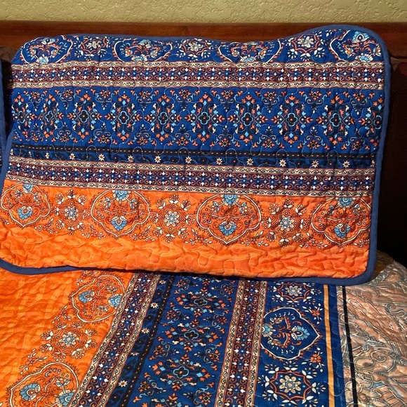 Queen Size Bedspread with Shams. - Picture 5 of 10